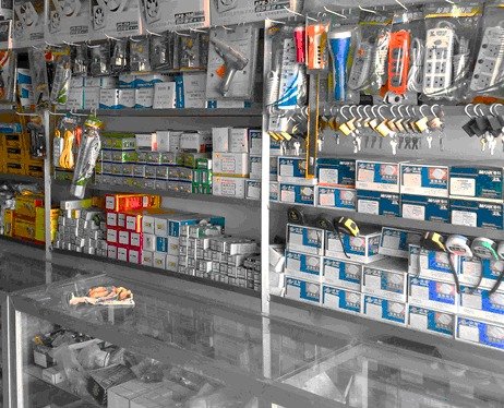 她辞职开了家五金店,承担起了一家六口人的生活费,做得有声有色